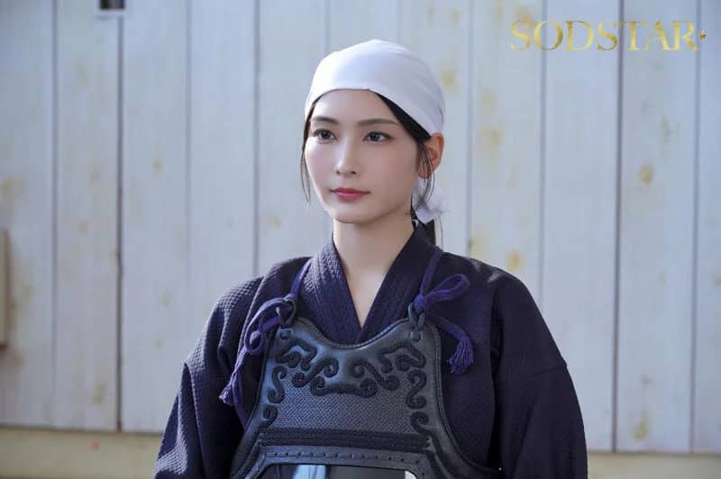 本庄鈴が出演している『無表情な剣道の女師範 その凛とした佇まいからは想像出来ないほど弟子たちに甘く’チン媚び’目線で何度でもヌイてくれる』