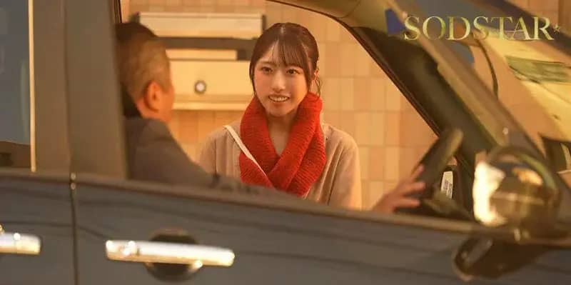 天神羽衣が出演している『車中不倫 こんなオジサンでも娘の幼なじみ（19）にコクられて付き合うことになっちゃった！年の差なんと31歳！自宅ガレージで唾液を絡ませ汗ダクでちちくりあう』