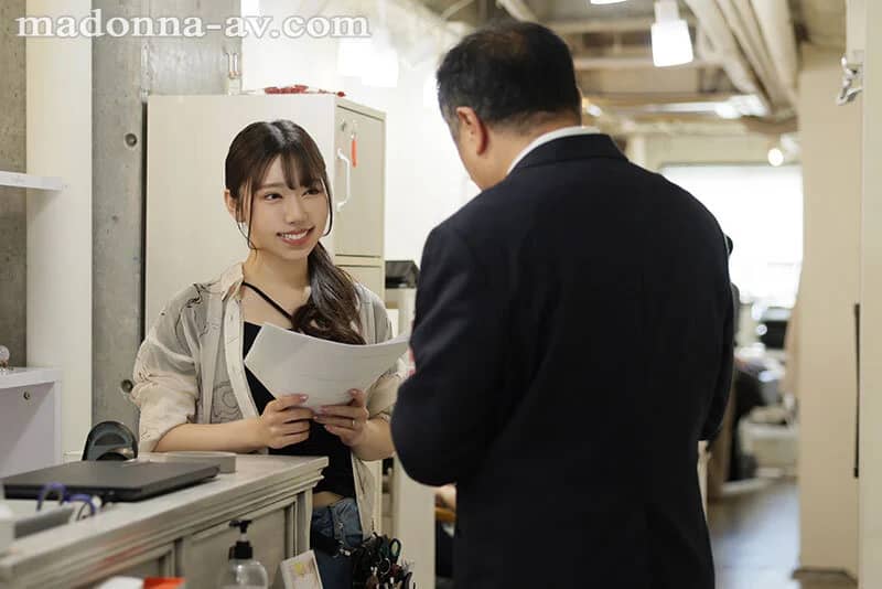 「絶対に、絶対に…声出しちゃダメですよ？」美容関係の営業の僕は店長の芽衣さんとある日、突然急接近ー。閉店後も、営業中も…濃密W不倫に溺れている さつき芽衣