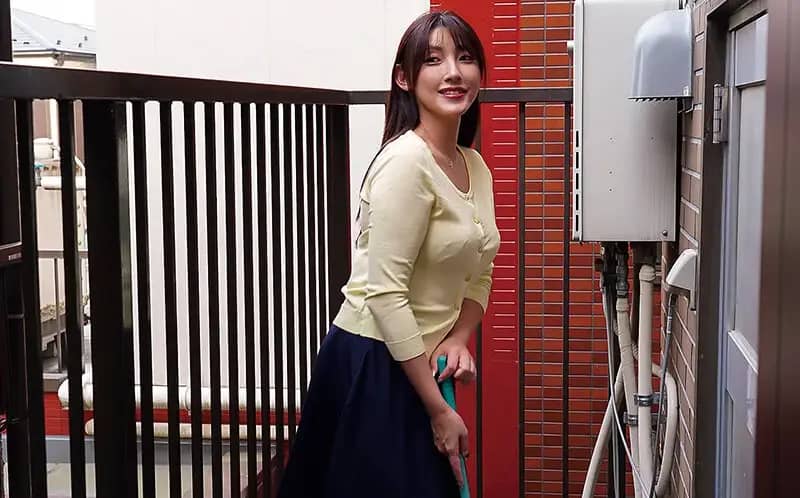 森沢かなが出演している『びしょ濡れで雨宿りしてきた未亡人大家さん そのブラウスが透けた姿に理性を失いかけそうになった僕に彼女は「見てもいいのよ？」と甘く微笑んだ』