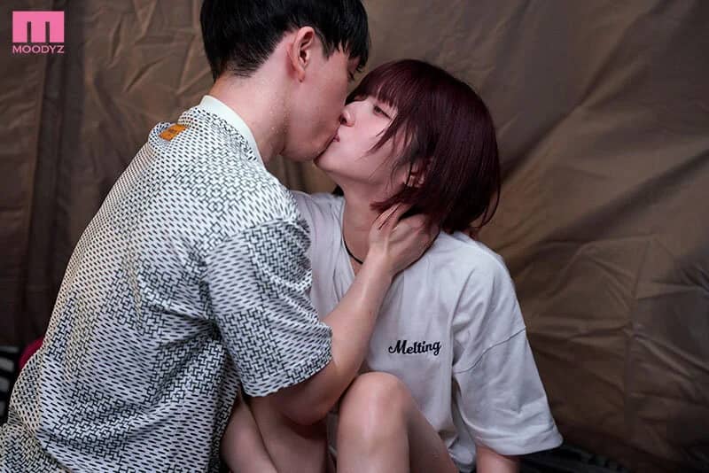 テント内でキスする石原希望