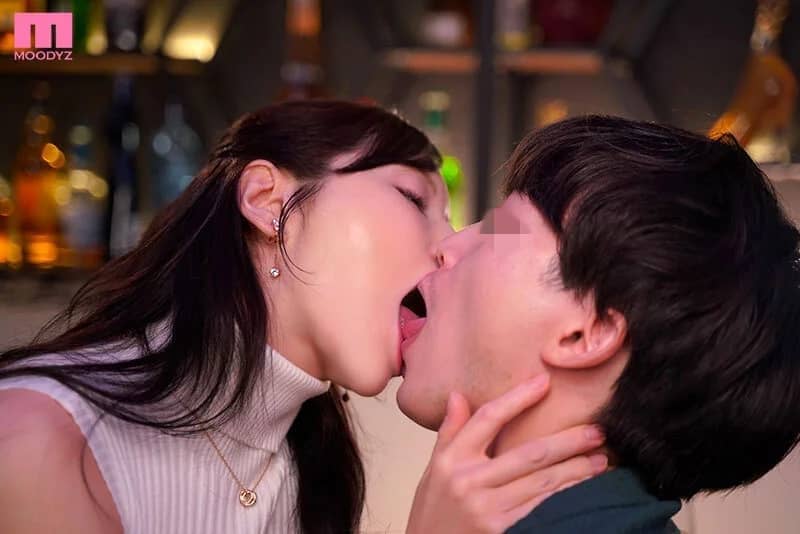 パート先で見つけたうんと年下の男のコを甘やかし美魔女の接吻レクチャーで私好みに飼い慣らす 佐々木あき