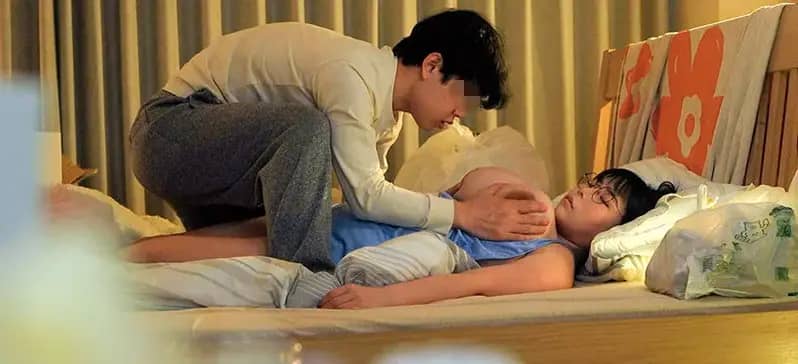 睡眠中に爆乳を触られる吉根ゆりあ