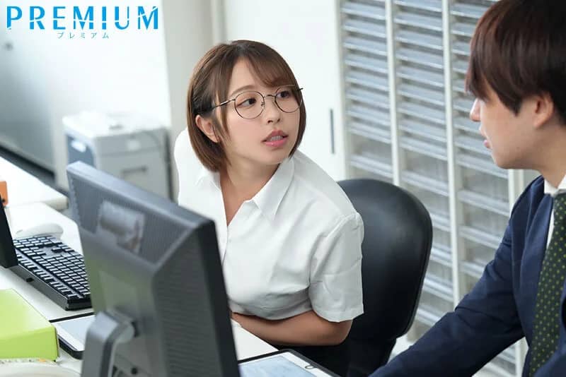 朝起きたらいつもツンツンしてる会社の地味巨乳女子が下着姿で甘えてきて 宍戸里帆